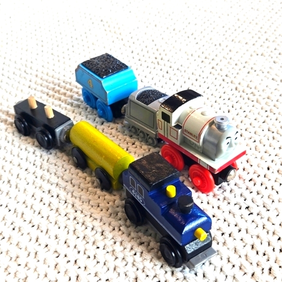 Wooden Train Tunnel Playset Kit with Trains - Picture 5 of 12